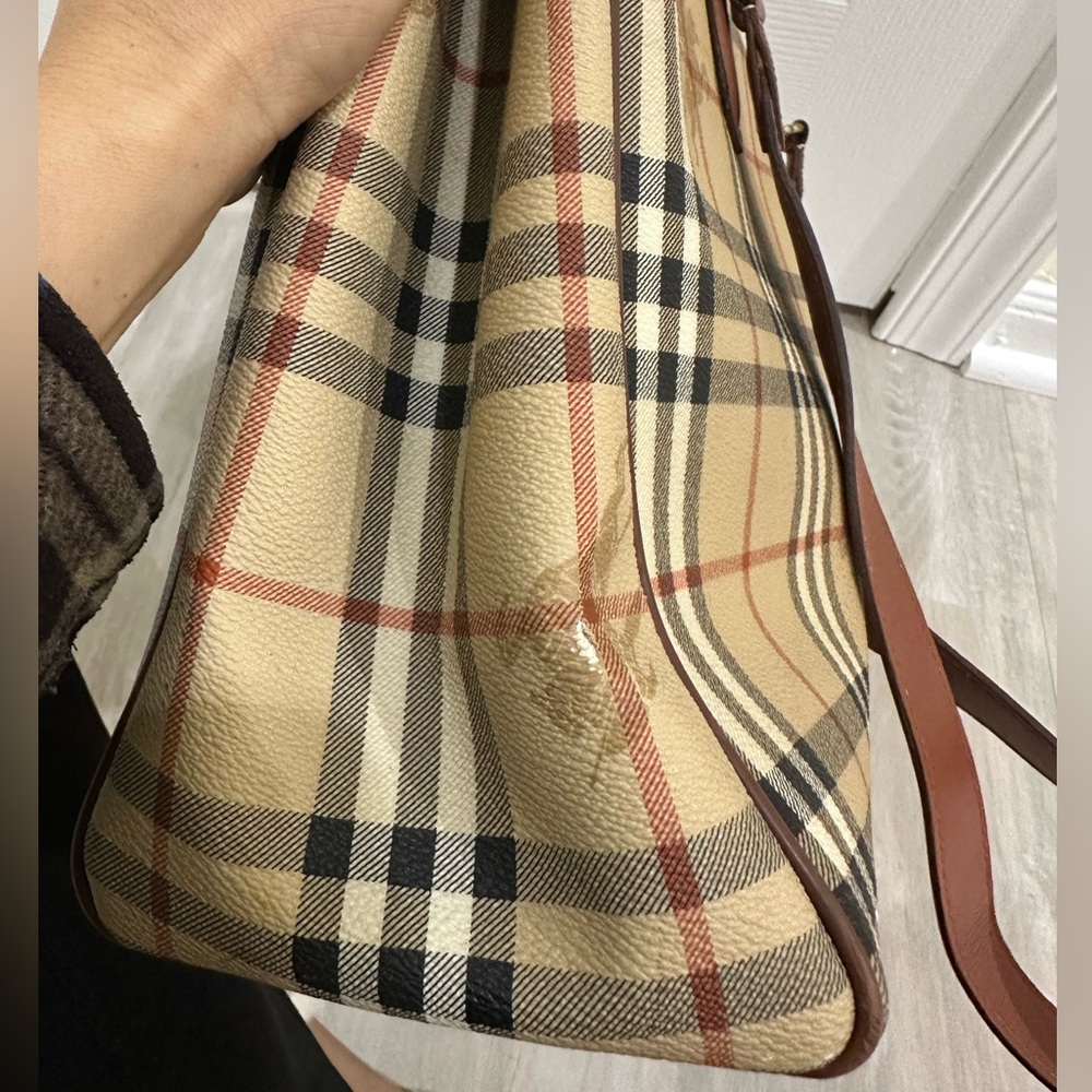 Burberry - Picture 16 of 17